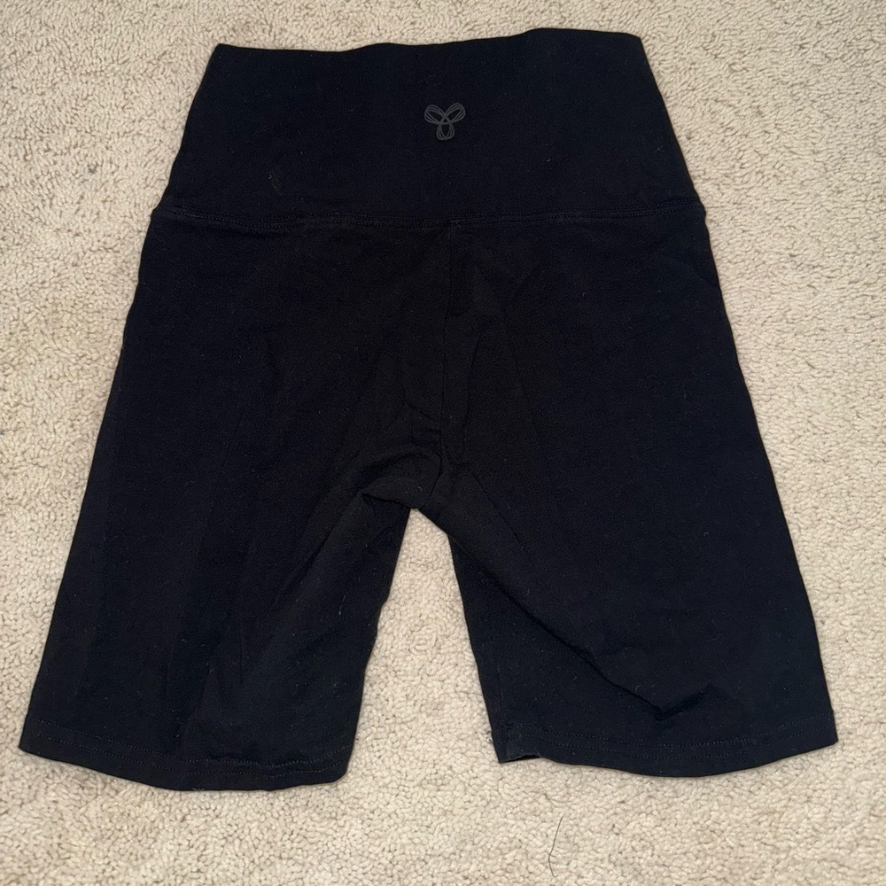Aritzia TNA biker shorts
Worn once 
Cotton 
Size:S
